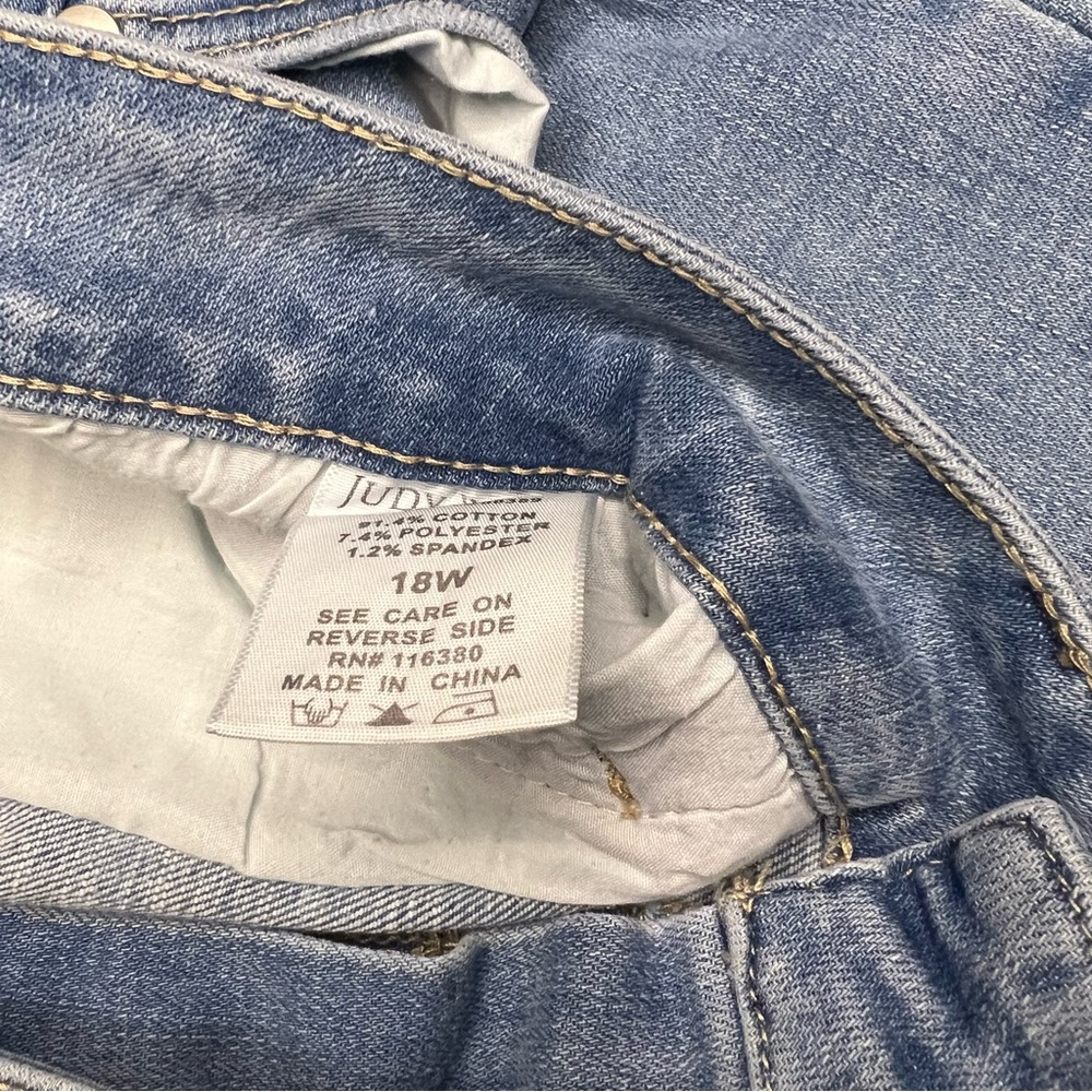 Judy‎ Blue Light Wash Distressed Boyfriend Jeans - Picture 4 of 5